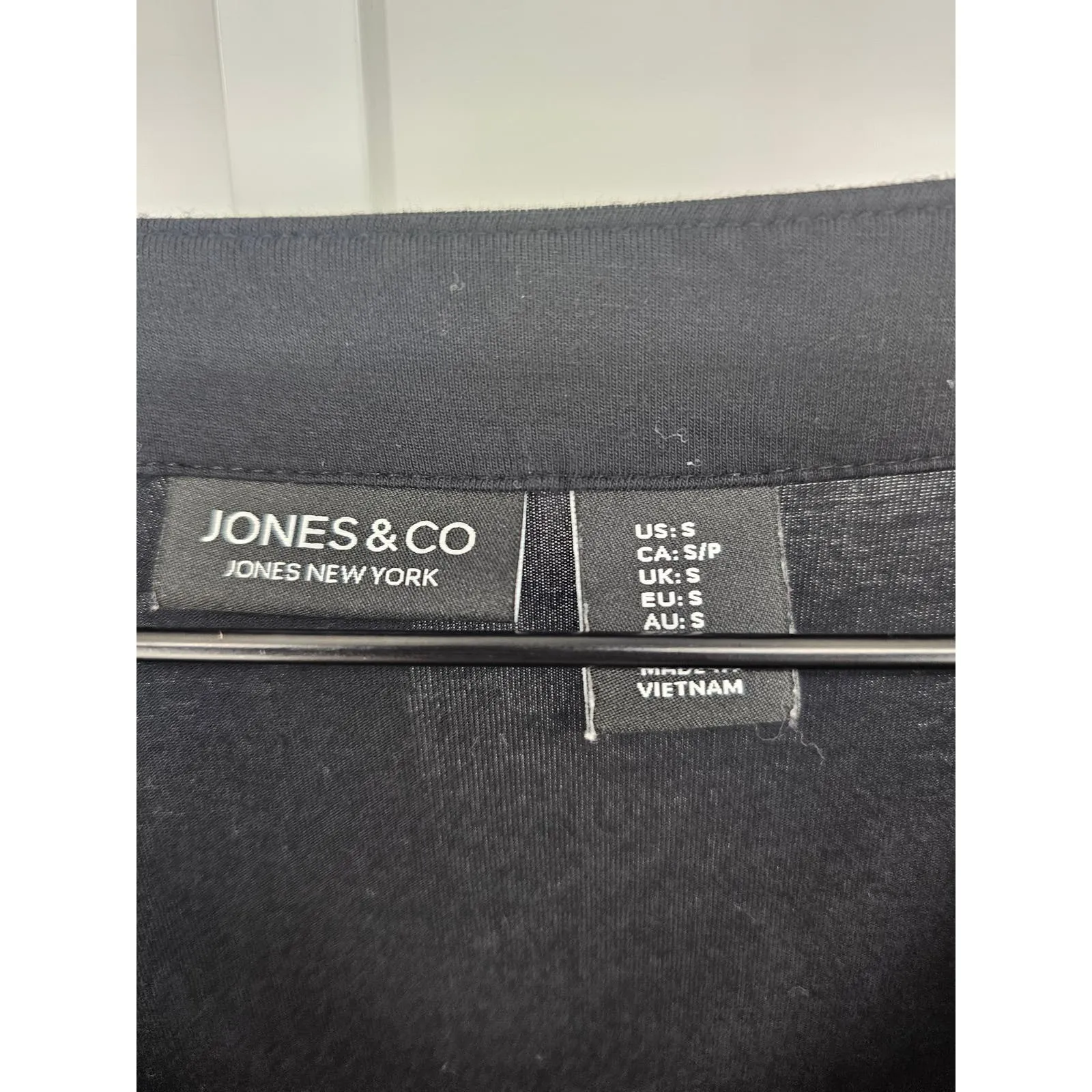 Jones & Co Women Sz S Short Sleeve Tunic Length Top Black w/ Pockets
