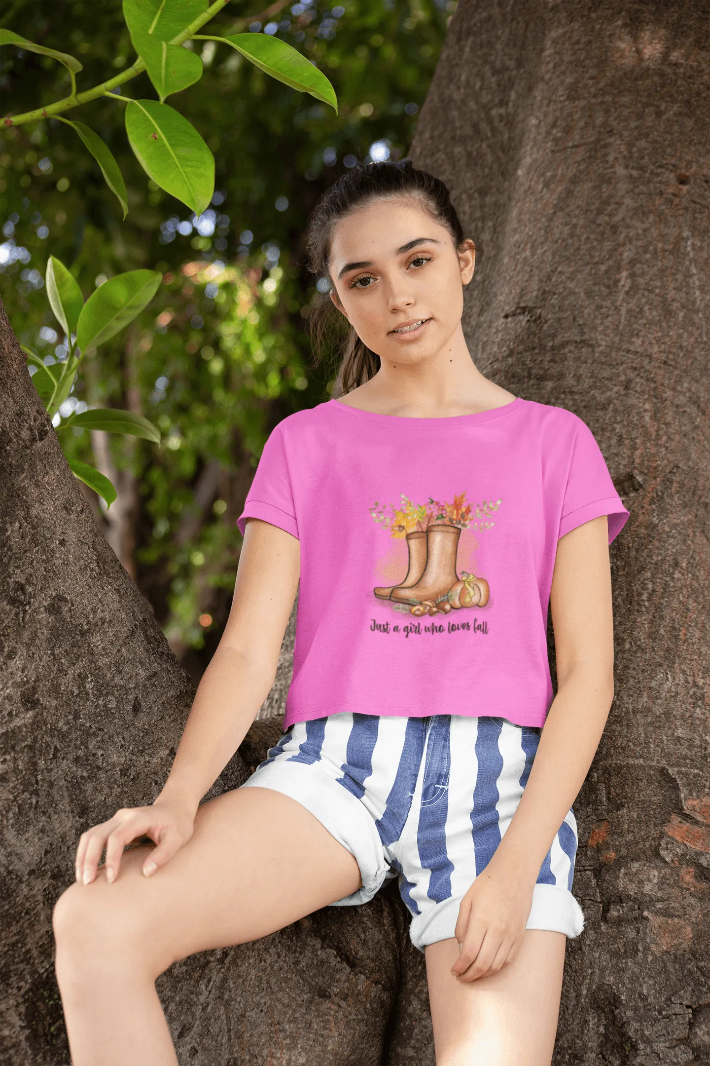 Just a GIRL who Loves FALL Cropped T-Shirt