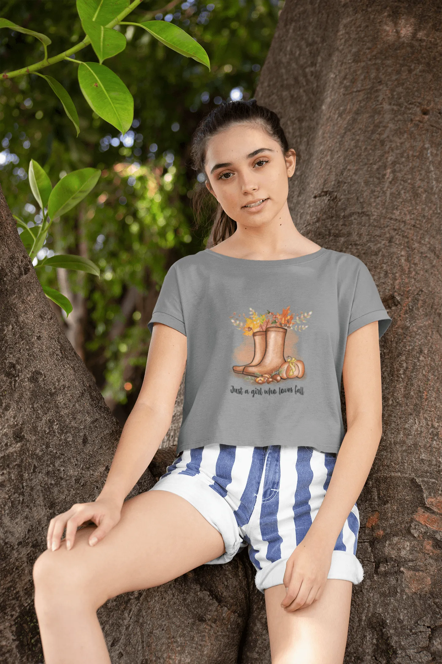 Just a GIRL who Loves FALL Cropped T-Shirt