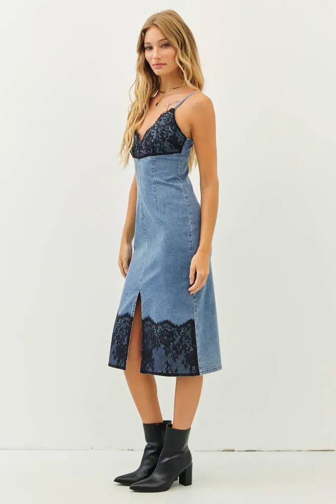 WESTERN WASHED DENIM FITTED DRESS WITH FRONT SLIT AND LACE: WASHED DENIM