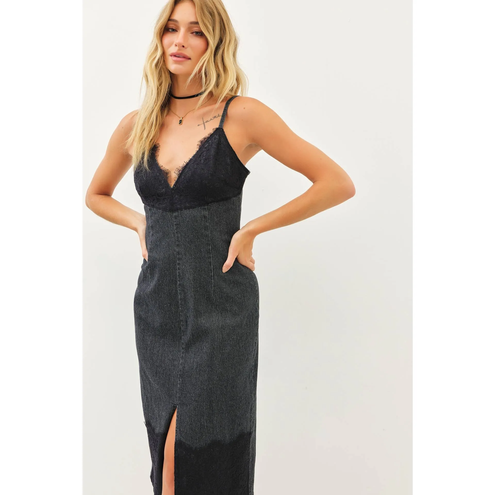 WESTERN WASHED DENIM FITTED DRESS WITH FRONT SLIT AND LACE: WASHED DENIM