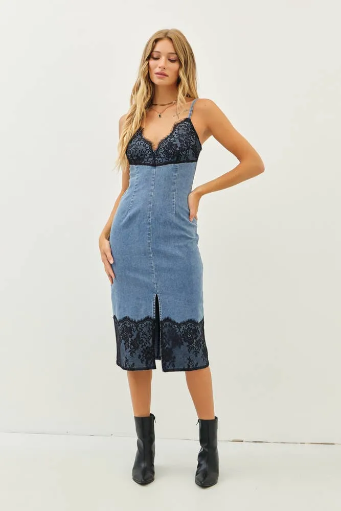 WESTERN WASHED DENIM FITTED DRESS WITH FRONT SLIT AND LACE: WASHED DENIM