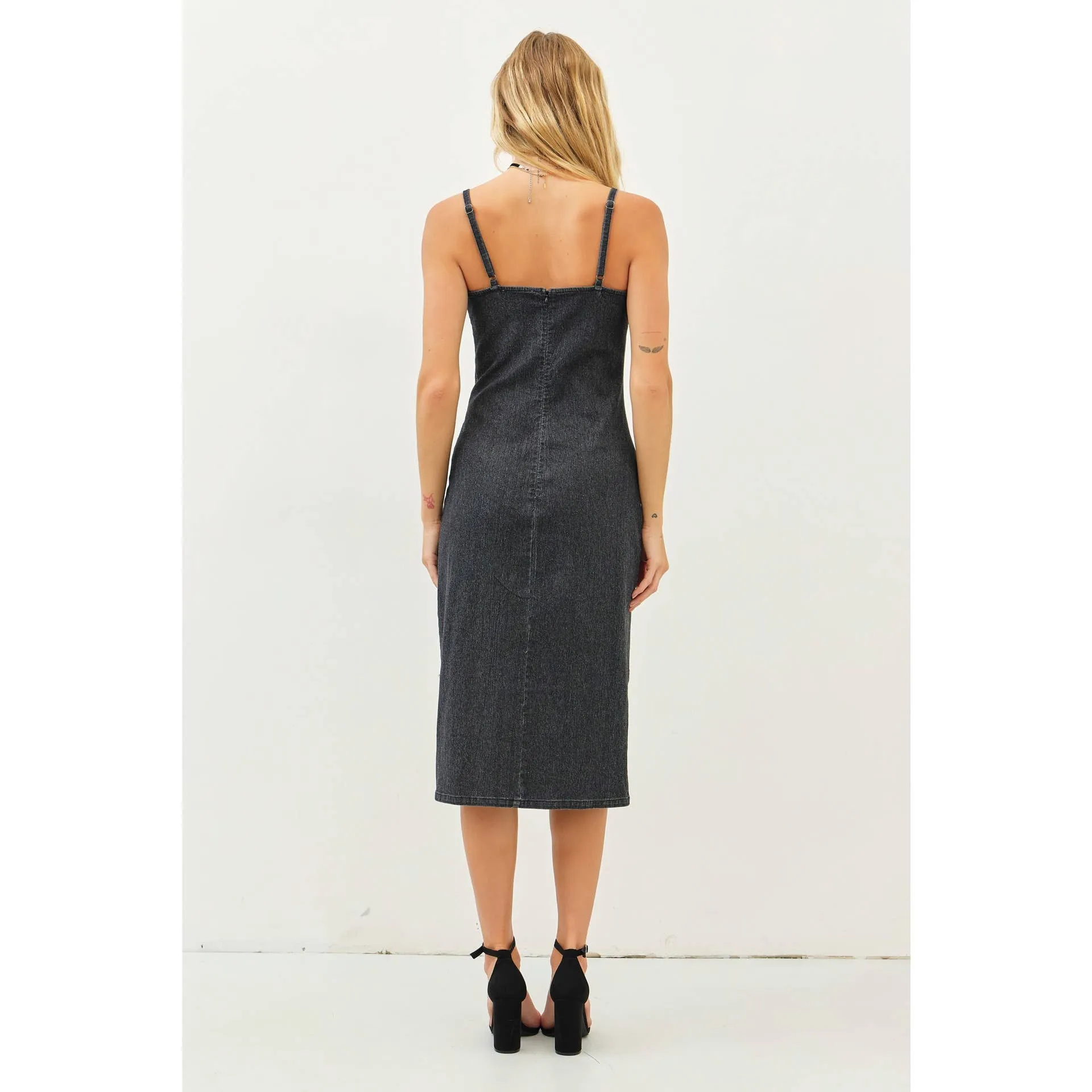 WESTERN WASHED DENIM FITTED DRESS WITH FRONT SLIT AND LACE: WASHED DENIM