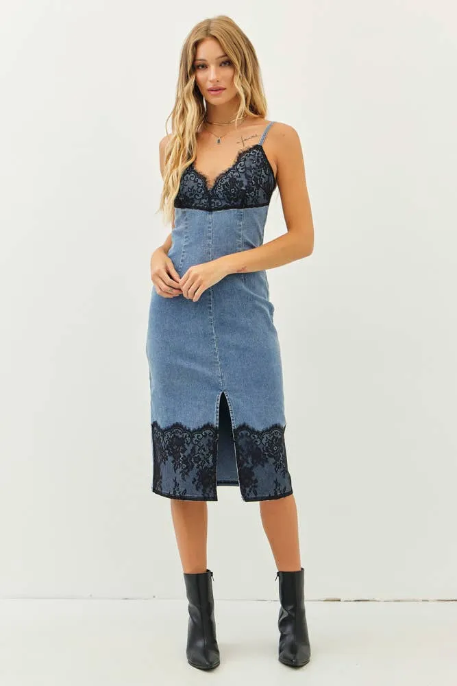 WESTERN WASHED DENIM FITTED DRESS WITH FRONT SLIT AND LACE: WASHED DENIM