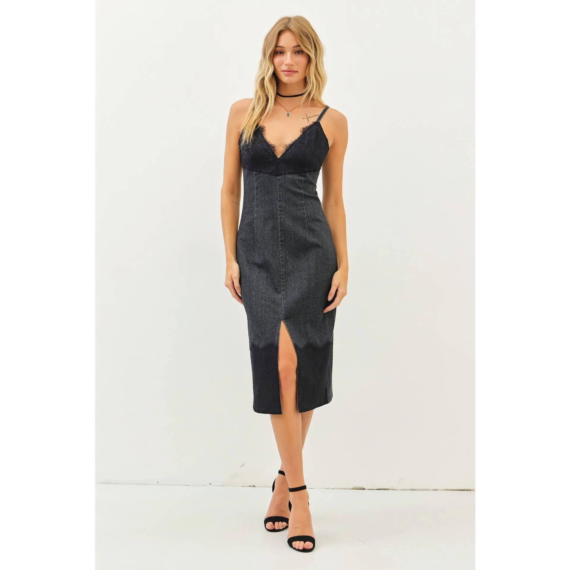 WESTERN WASHED DENIM FITTED DRESS WITH FRONT SLIT AND LACE: WASHED DENIM