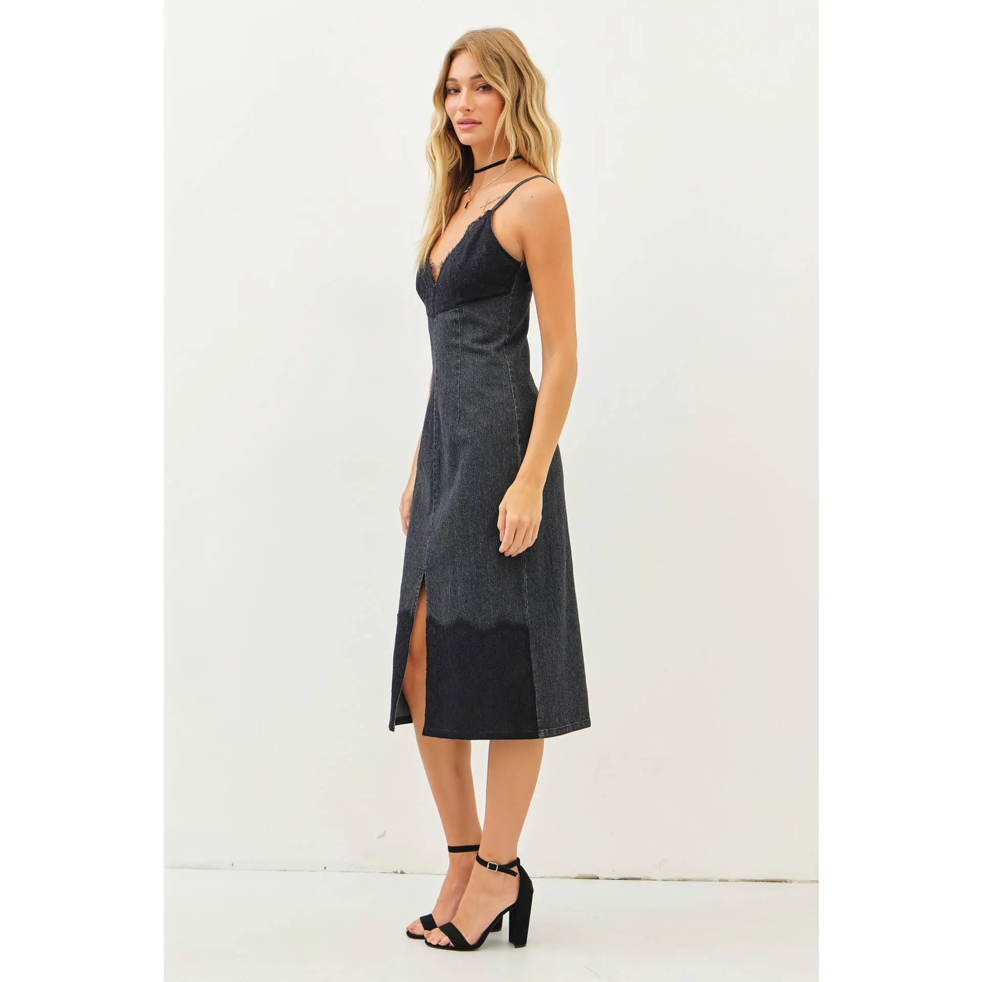WESTERN WASHED DENIM FITTED DRESS WITH FRONT SLIT AND LACE: WASHED DENIM