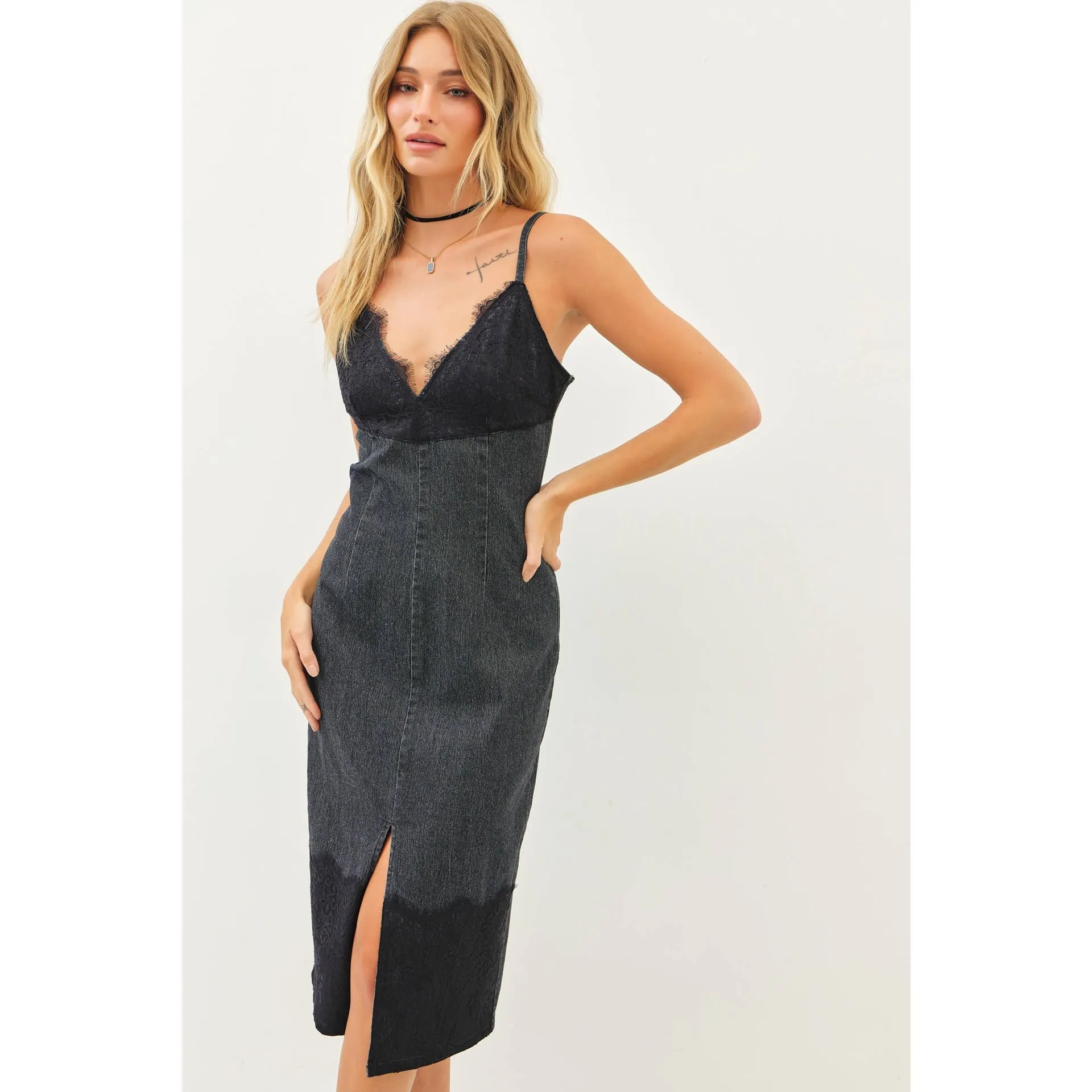 WESTERN WASHED DENIM FITTED DRESS WITH FRONT SLIT AND LACE: WASHED DENIM