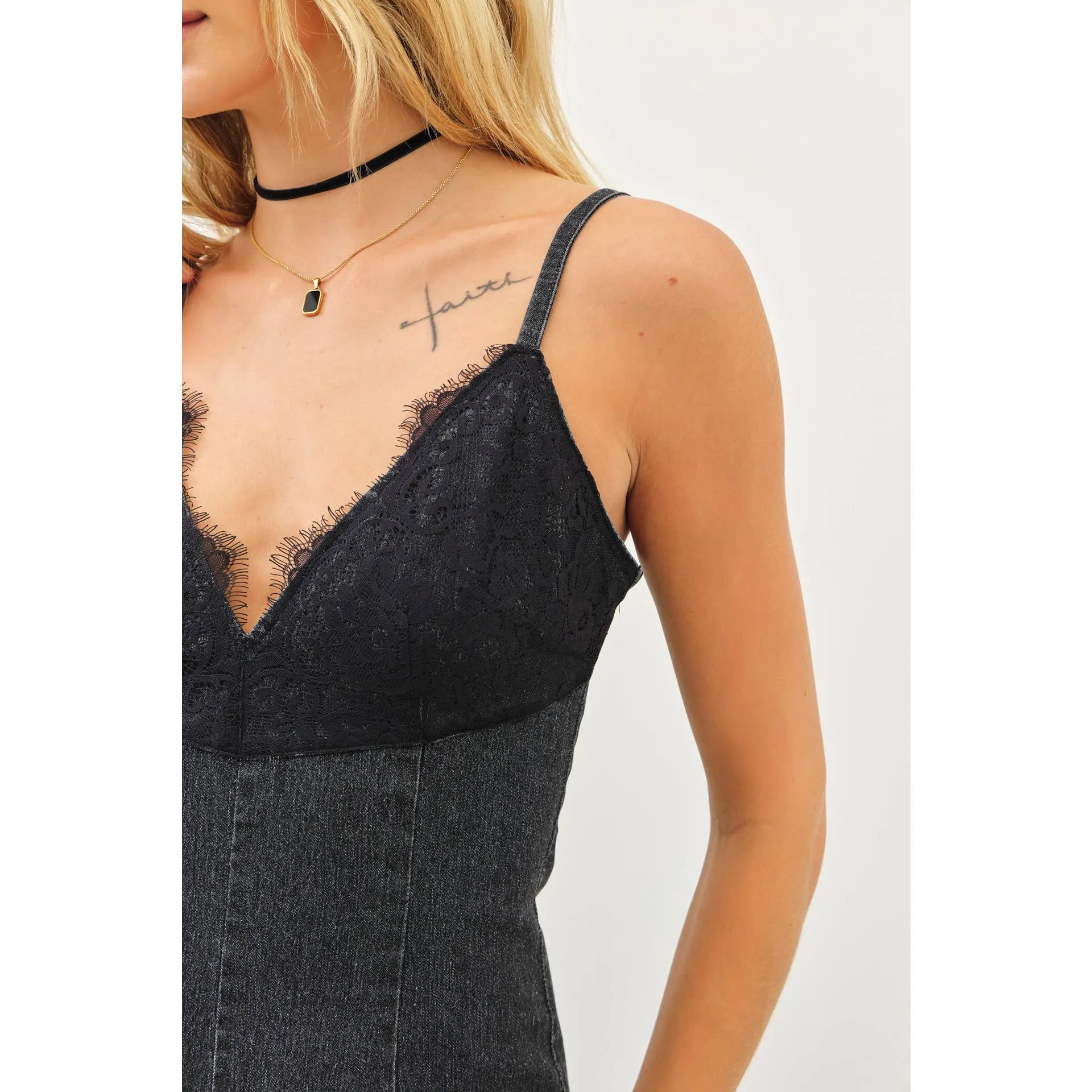 WESTERN WASHED DENIM FITTED DRESS WITH FRONT SLIT AND LACE: WASHED DENIM