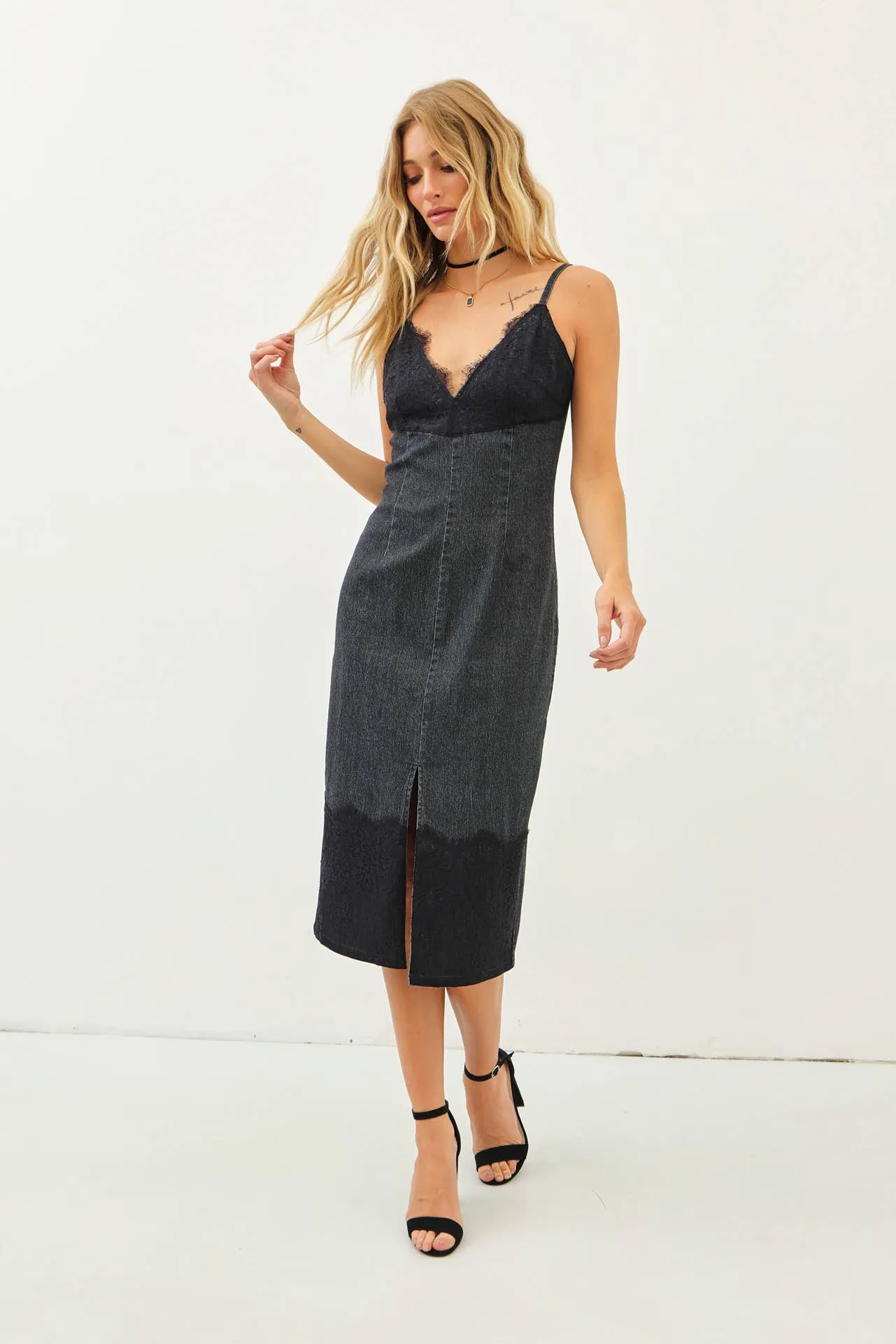 WESTERN WASHED DENIM FITTED DRESS WITH FRONT SLIT AND LACE: WASHED DENIM